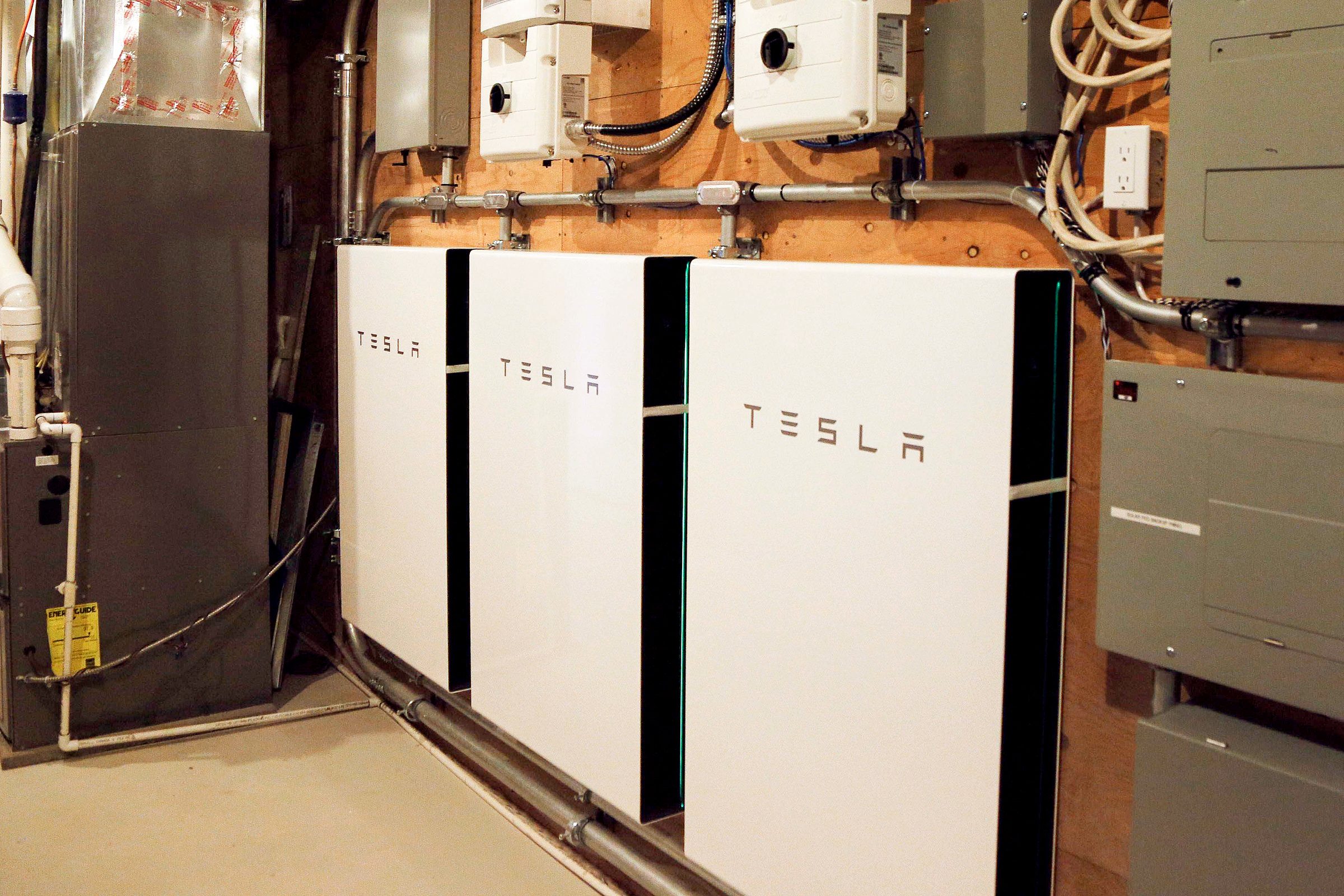FHM-Tesla-solar-battereis-GettyImages-967233432-JVedit