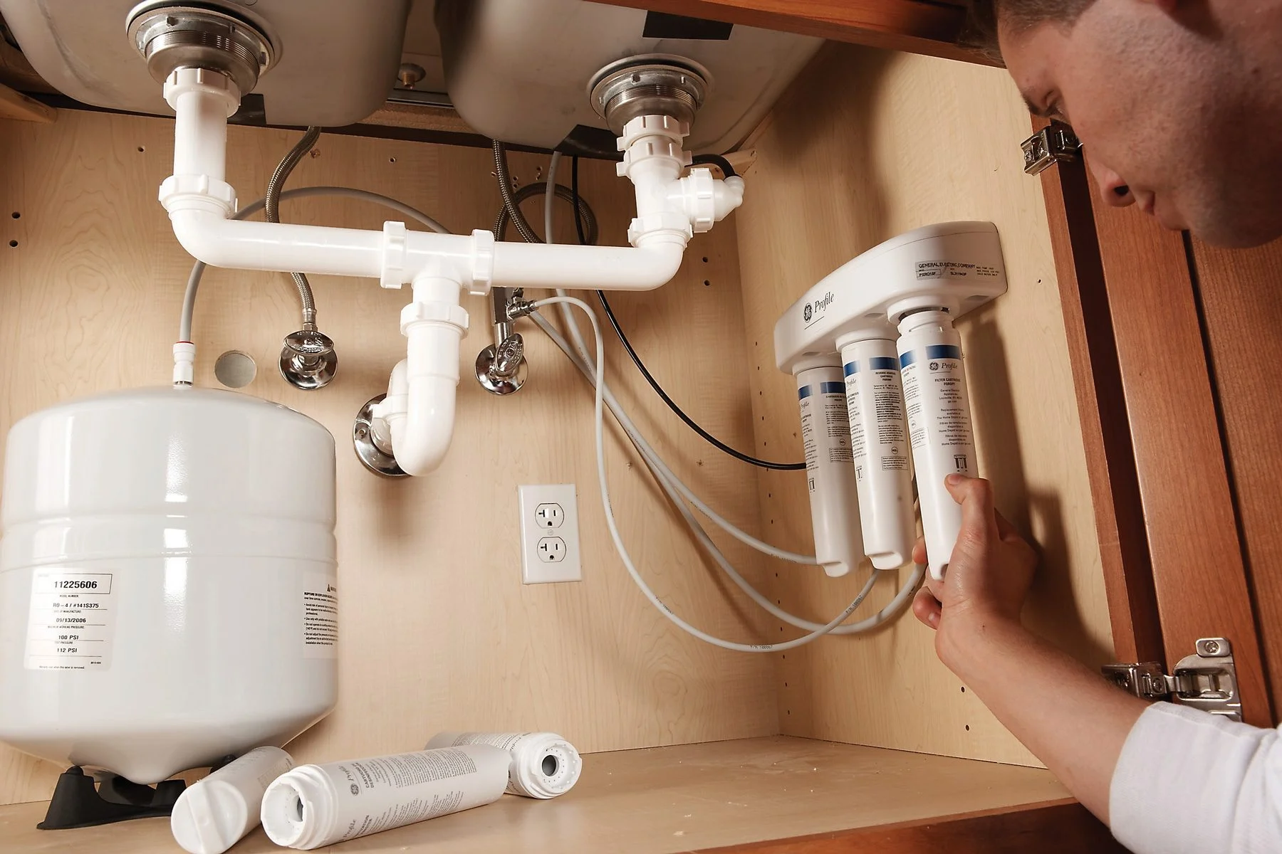 Install-a-Reverse-Osmosis-Water-Filter_FH07JAU_479_06_028